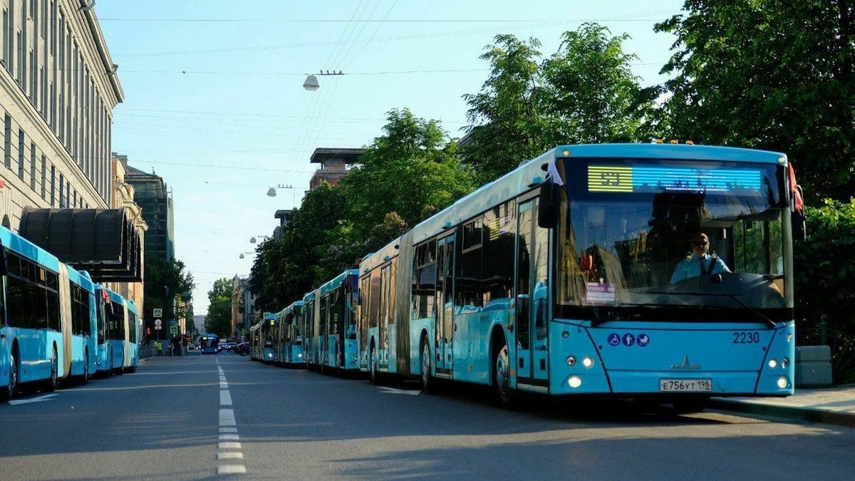 Петербуржцам рассказали, как быстро исправляют ошибки в автобусных маршрутоуказателях