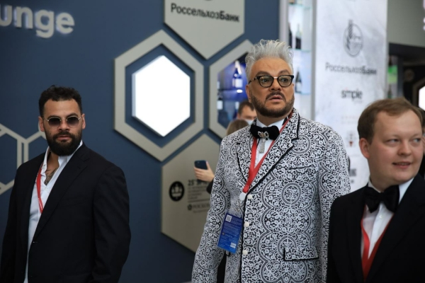 Филипп Киркоров прибыл на открытие ПМЭФ-2022