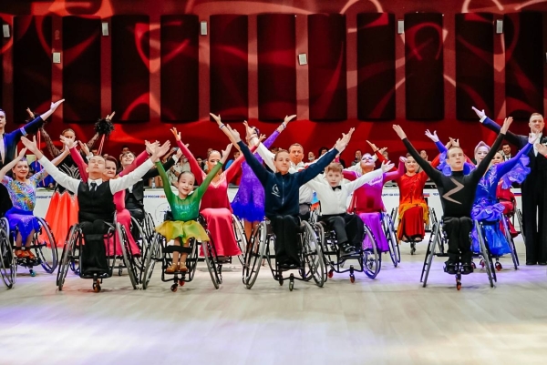 «Невероятно красиво»: Петербург открыл чемпионат России по танцам на колясках 