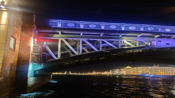 Следователи проверяют причины столкновение яхты с опорой Дворцового моста