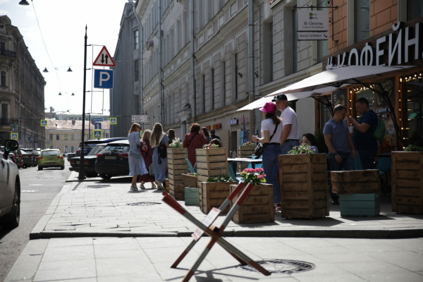 Нестационарные уличные кафе получили возможность размещать летнюю мебель в Петербурге