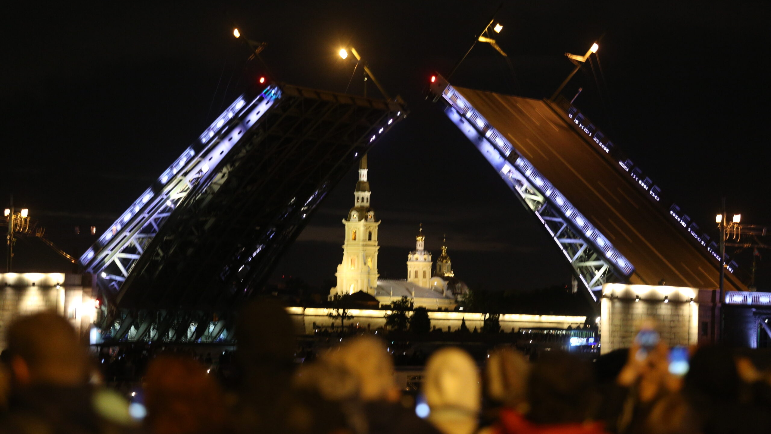 Дворцовый мост Петербурга стал самым живописным в России