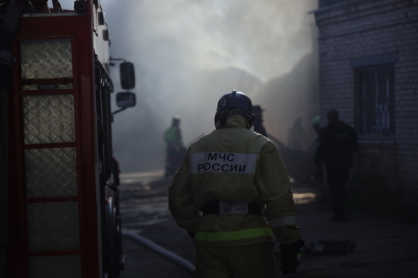 Огонь уничтожил два автомобиля в автосервисе на Митрофаньевском