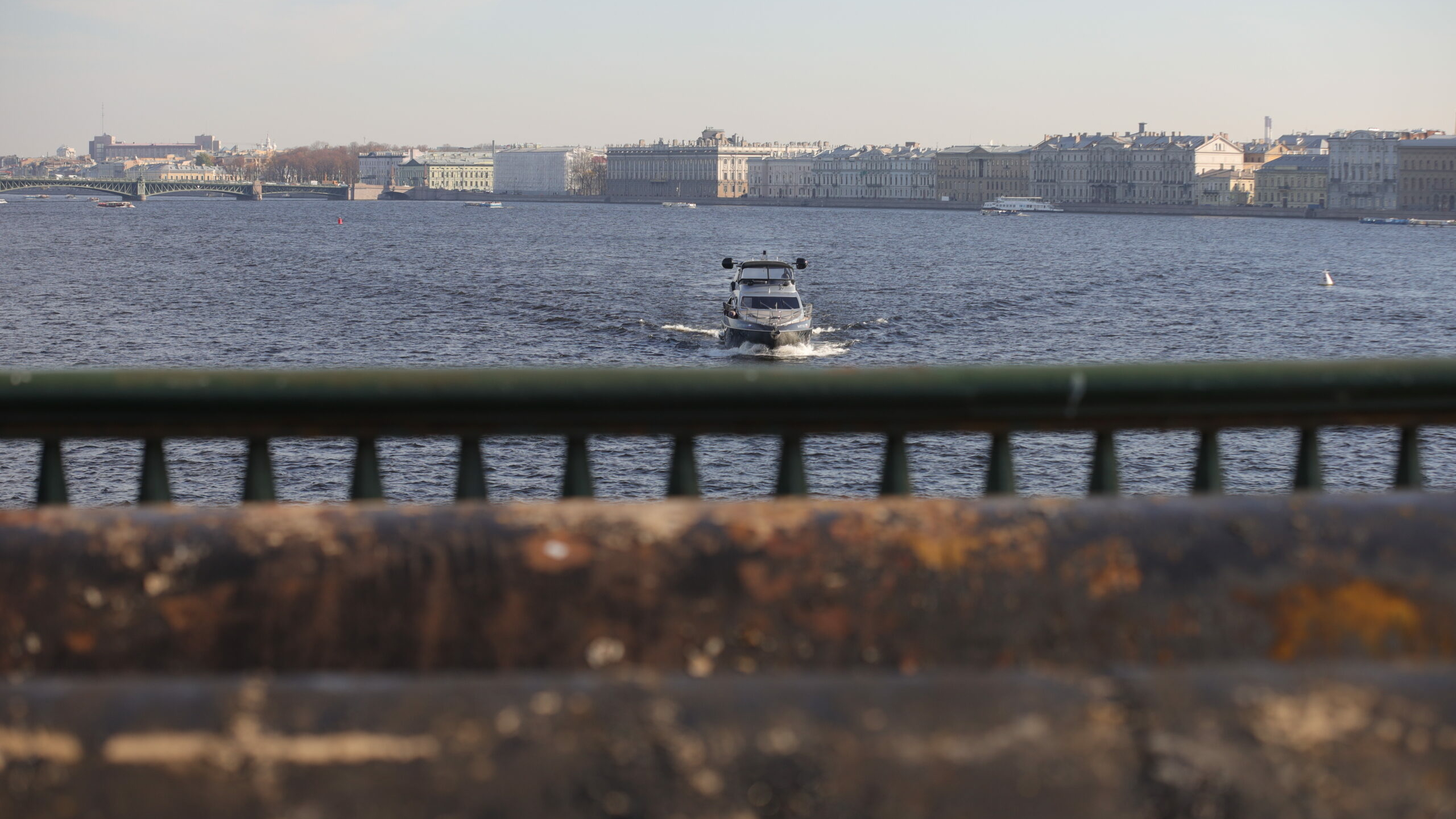 В Петербурге наблюдается значительный подъем уровня воды в Неве