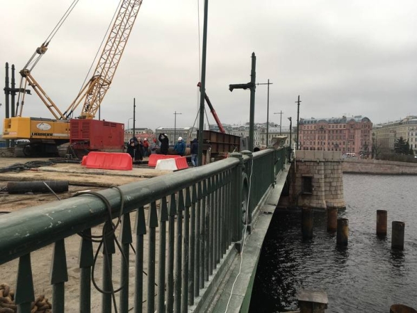 За сброс бетона в Малую Неву при ремонте моста виновные заплатят штраф в 51 тысячу