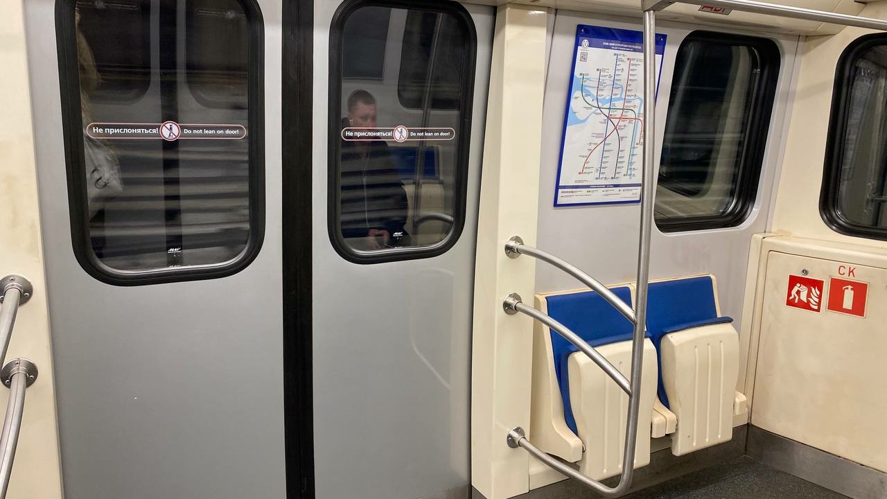 В метро Петербурга произошел сбой светофоров, из-за чего интервал между поездами увеличился