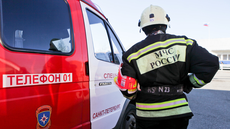 Пожар в бывшем комбинате на Автовской тушили 20 спасателей