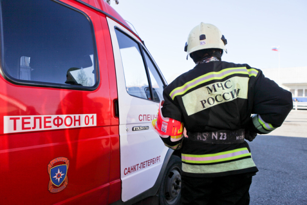 На Новочеркасском вспыхнуло заброшенное здание