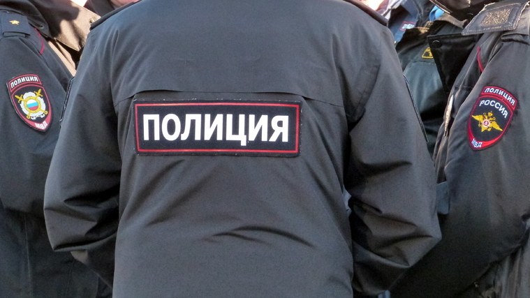 В Петербурге задержали молодых людей, подозреваемых в краже флага со здания Контрольно-счетной палаты