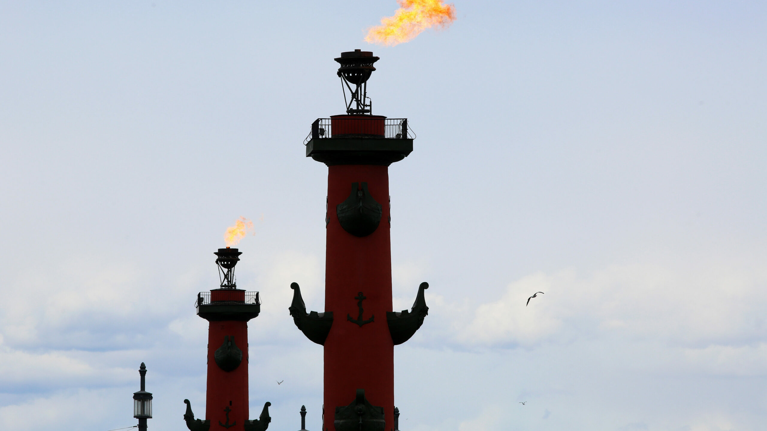 В честь Дня Победы зажглись Ростральные колонны на стрелке Васильевского острова