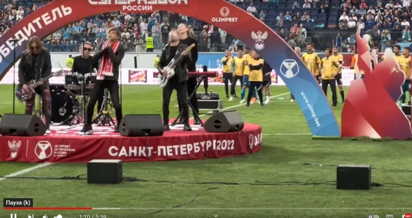 Группу «Би-2» освистали на футбольном матче в Петербурге