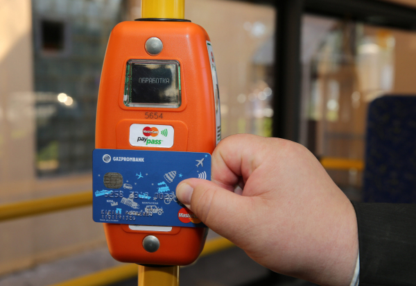 В Петербурге около 96% пассажиров общественного транспорта пользуются электронными способами оплаты