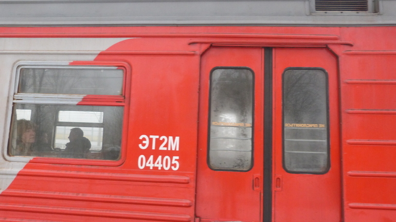 В Петербурге задержали пригородные поезда на Пискаревке
