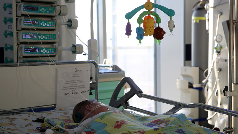 В Петергофе иномарка протаранила столб, пострадала женщина с ребенком