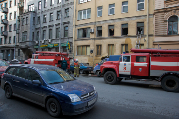 Пожарные Петербурга ночью четыре раза выезжали тушить кучи мусора