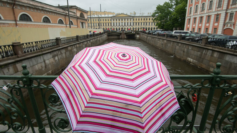 В Петербурге сохраняется пасмурная и ветреная погода