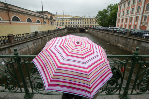 В Петербурге сохраняется пасмурная и ветреная погода