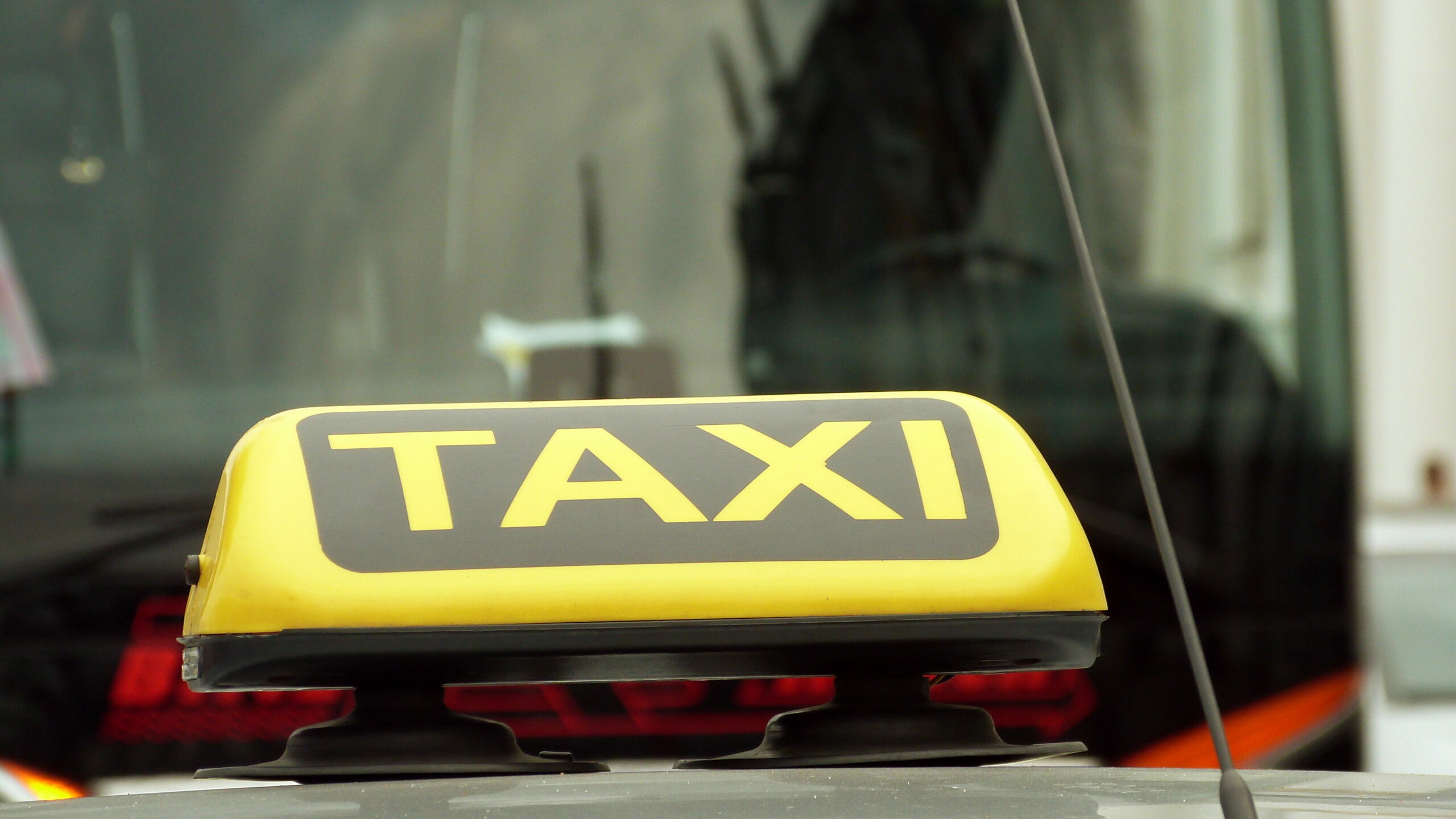 В Петербурге пьяный таксист перепутал свой автомобиль с авто сотрудников ДПС