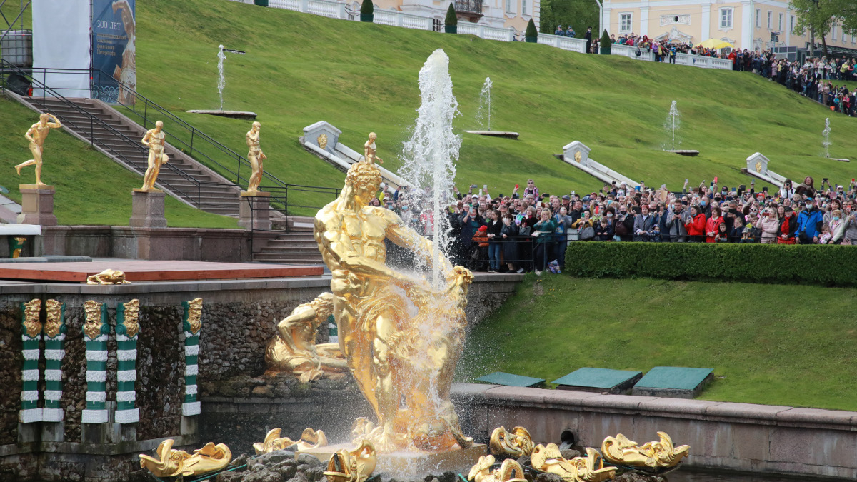 В Петергофе фонтаны запустили под песню «День Победы»