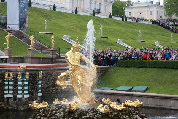 Российской столице фонтанов Петергофу исполнилось 317 лет