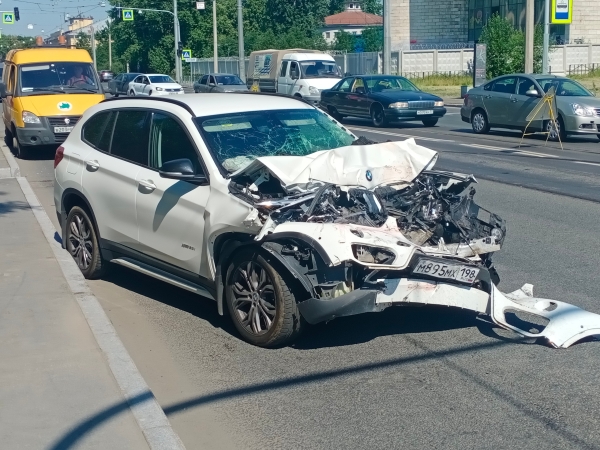 На проспекте Обуховской обороны BMW врезался в трамвай