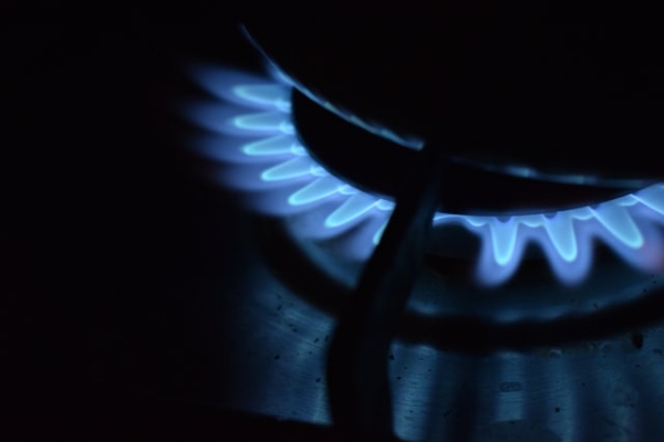Евросоюз согласовал потолок цен на газ на уровне 180 евро