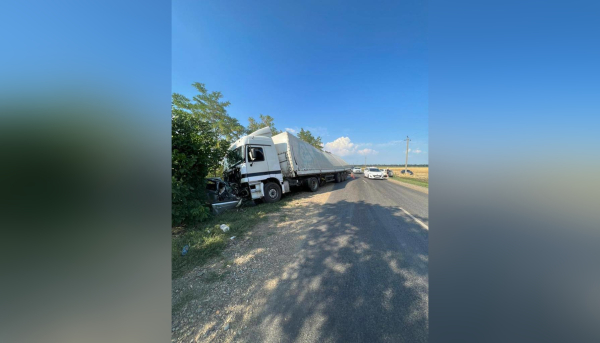 В сети появилось видео с моментом столкновения грузовика и легковушки с петербуржцами в Краснодарском крае