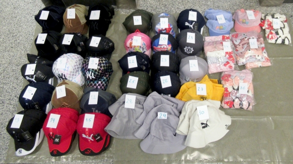 В Пулково поймали пассажира с почти тысячей кепок «для личного пользования»