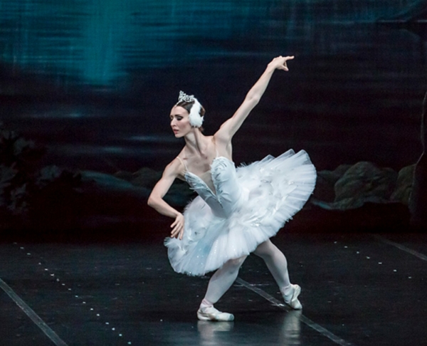 На берегу Финского залива артисты балета исполнили шедевры Чайковского