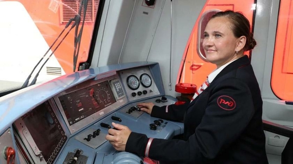 В России появилась первая женщина-машинист поезда дальнего следования
