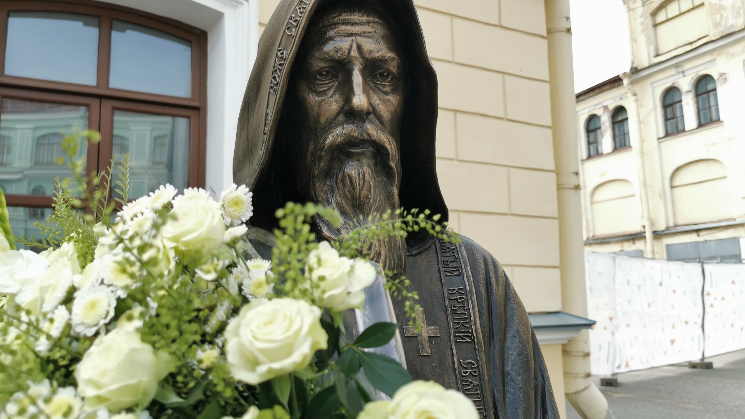 В Гостином дворе открыли памятник Серафиму Вырицкому