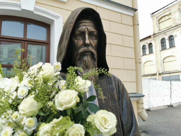 В Гостином дворе открыли памятник Серафиму Вырицкому