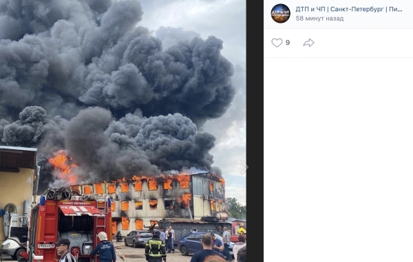 Более 70 спасателей тушили крупный пожар на Днепропетровской улице в Петербурге