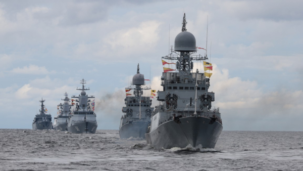 Корабли ВМФ провели ночную тренировку Главного военно-морского парада на Неве