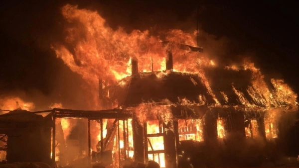 Ночью в Пикколово 16 пожарных тушили горящее строение на 525 «квадратов»