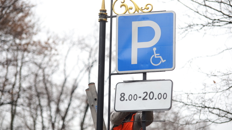 Со второго часа платной парковки в Петербурге будут платить за минуты