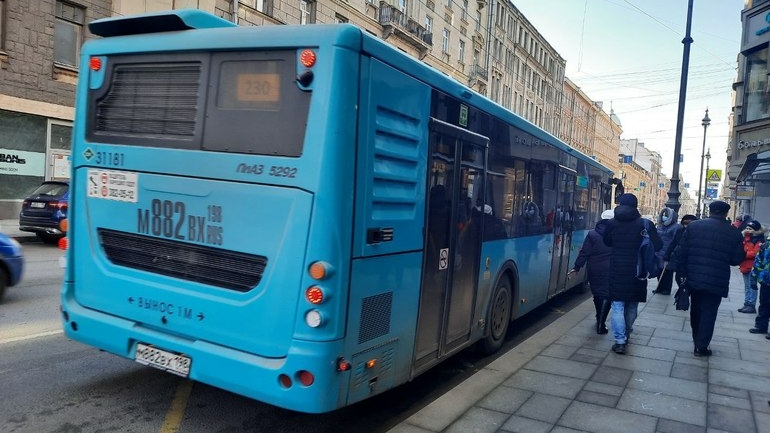 На севере Петербурга БТР столкнулся с лазурным автобусом