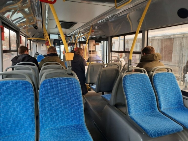 На Старо-Петергофском на водителя автобуса напал пассажир-неадекват с газовым баллончиком