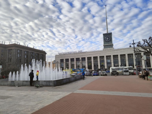 На фоне роста заболеваемости коронавирусом огромные очереди появились на вокзалах Петербурга