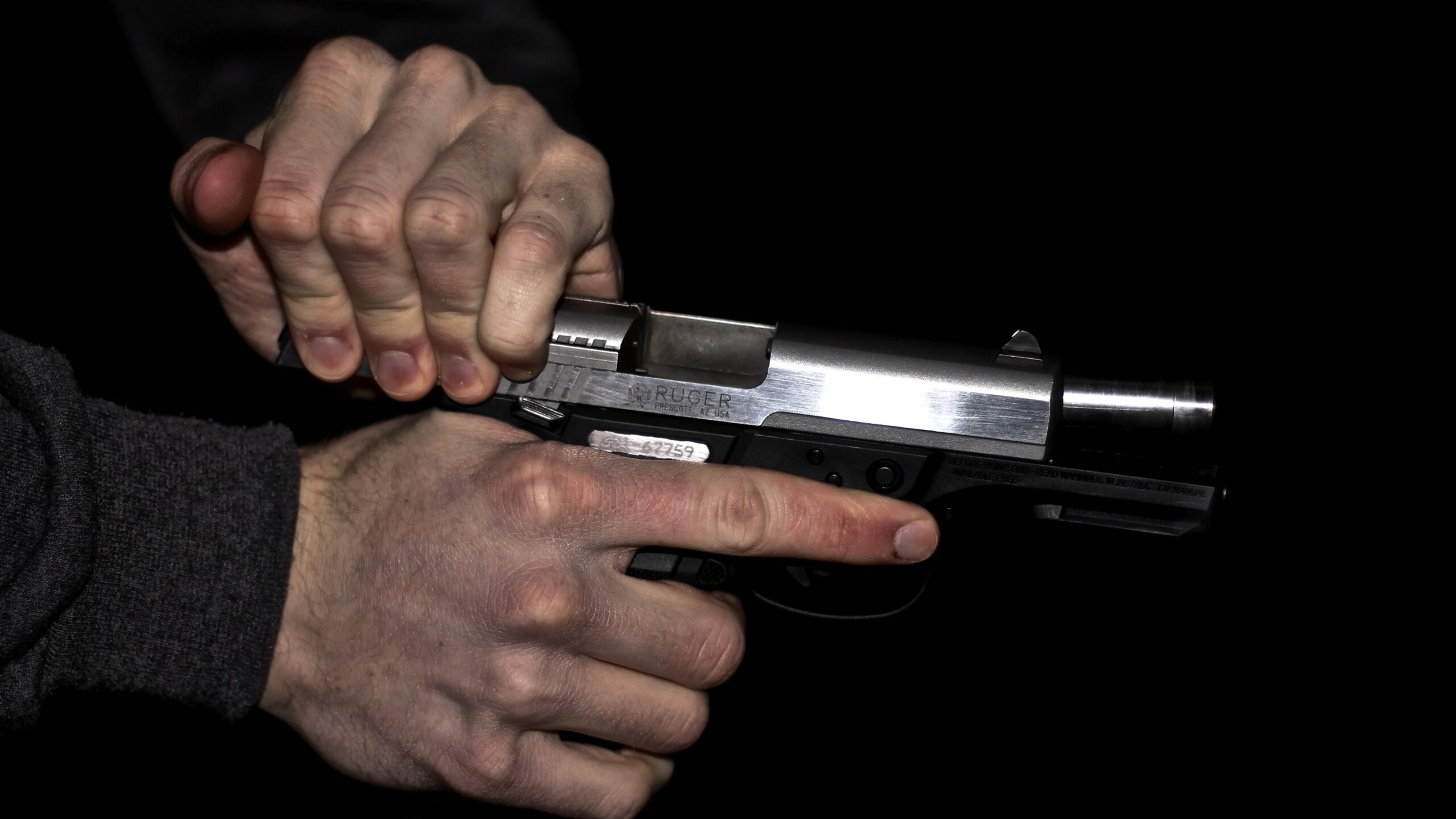 В Петербурге пенсионер выстрелил в мужчину из-за оскорблений и угроз ножом
