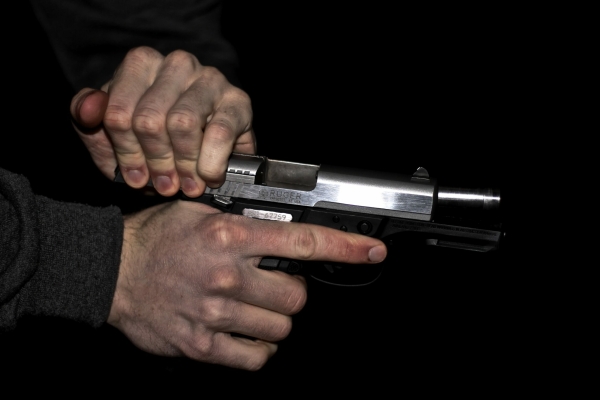 На внешнем кольце КАД 20-летний петербуржец по неизвестным причинам несколько раз выстрелил из пистолета