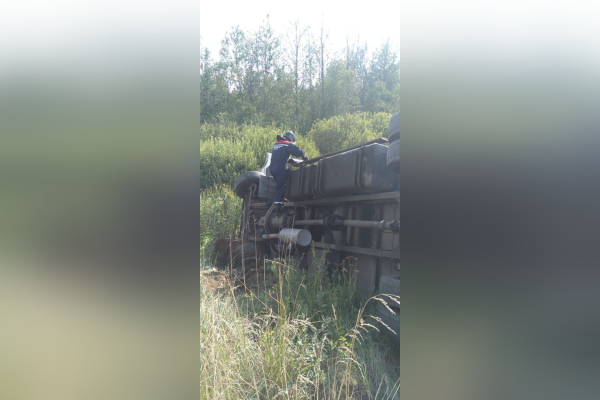 Грузовик съехал в кювет и перевернулся под Тосно