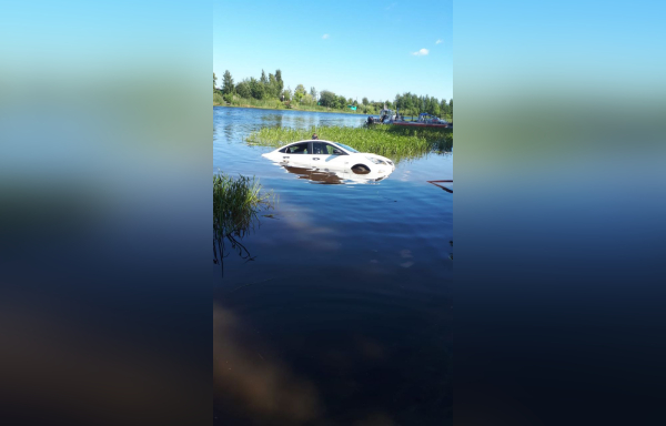 Спасатели вытащили утопленный Hyundai из Новоладожского канала
