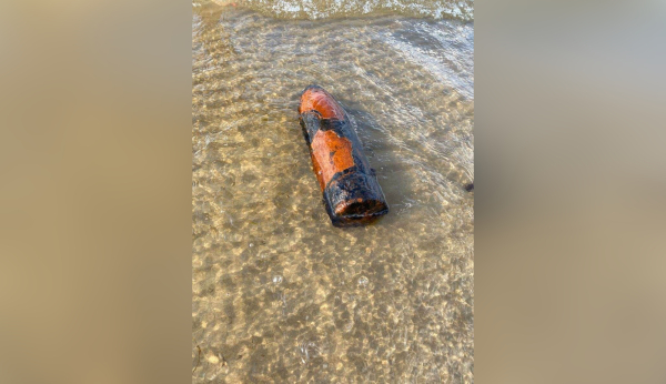 На пляже Финского залива нашли снаряд времен ВОВ