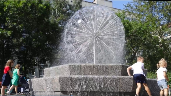 Жители Невского района радуются открытому фонтану-одуванчику