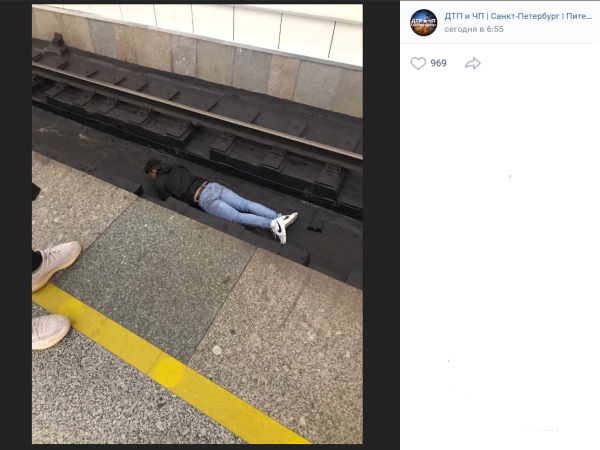 В метро «Пионерская» человек лег между рельсами