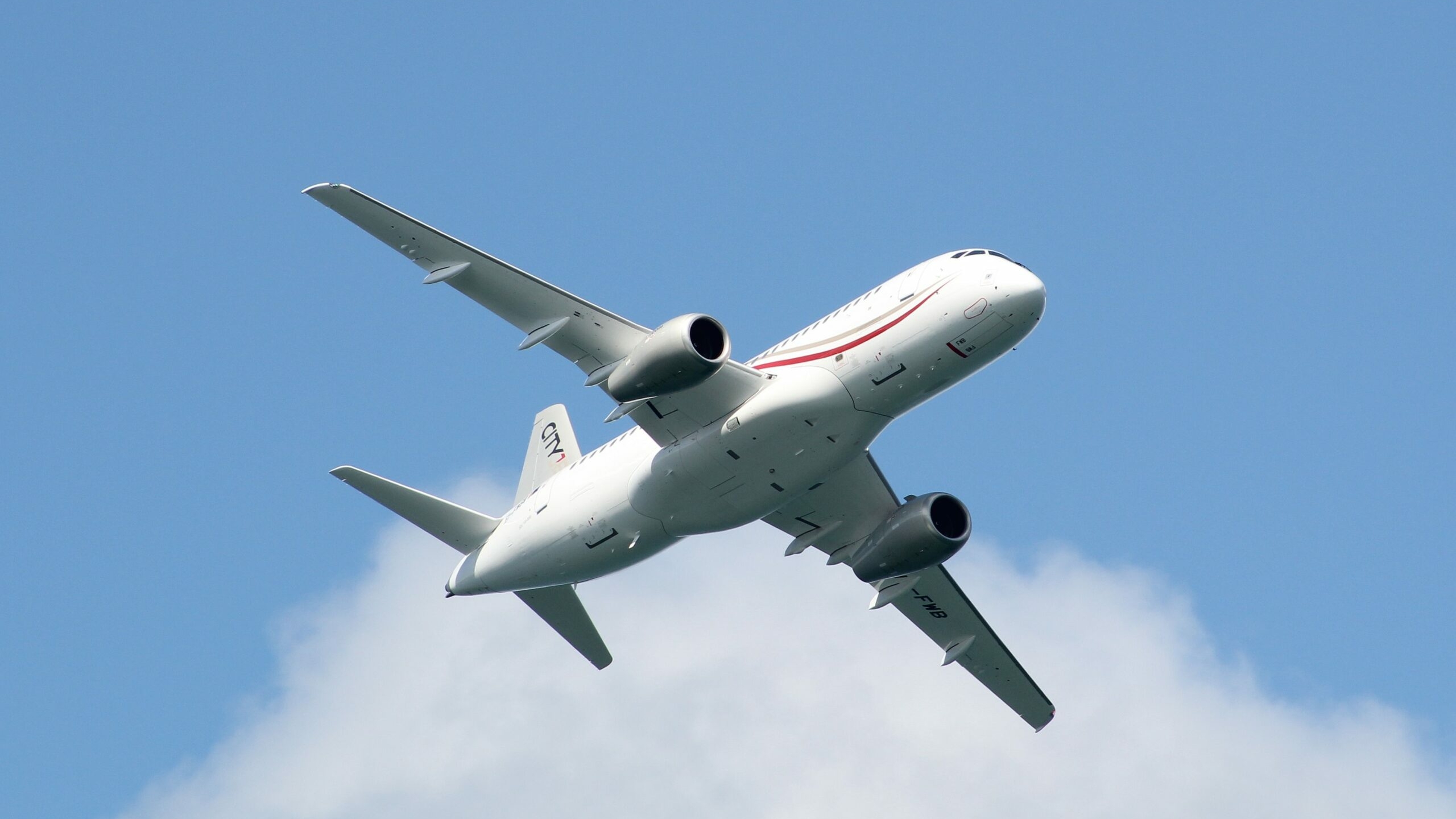 Пассажирский самолет повредил шасси при посадке в России