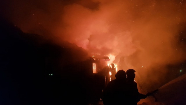 Пожар в нежилом здании под Лугой тушили 9 часов