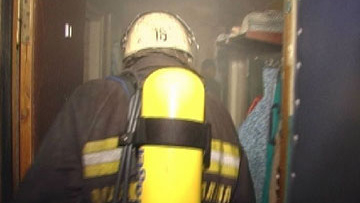 Ночью на Наставников пожарные за час потушили горящую «трешку»
