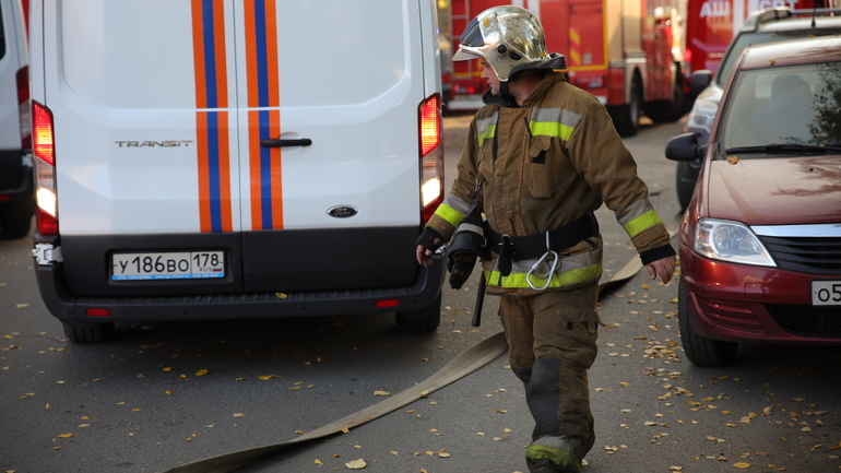 В Петербурге спасатели более пяти часов тушили пожар в одном из частных домов